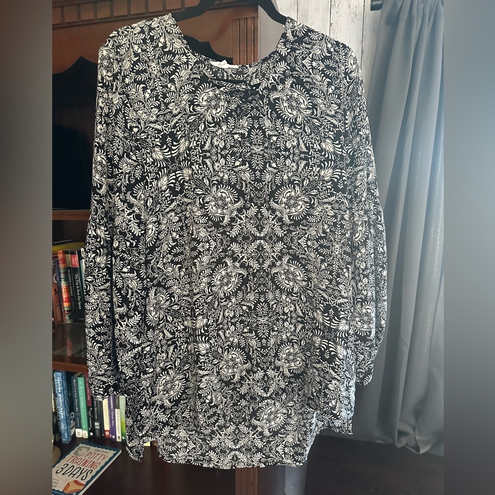Black and White Floral Women's Medium Top Maurice’s Criss cross detail